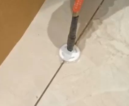 灵石瓷砖空鼓维修公司专业解答瓷砖在铺贴过程中，如果没有涂抹均匀到位的粘结材料（如水泥砂浆或瓷砖胶），可能会导致以下问题