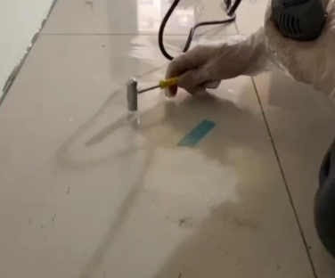 灵石瓷砖开裂维修公司专业分享瓷砖在铺贴前如果没有沥干水分，将会导致以下问题